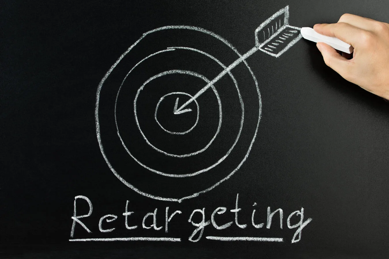 Strategie di Retargeting disegno alla lavagna con il gesso bersaglio con una freccia