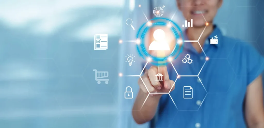 Strategie di Retargeting ragazza che digita una icona illuminata in mezzo ad altre icone