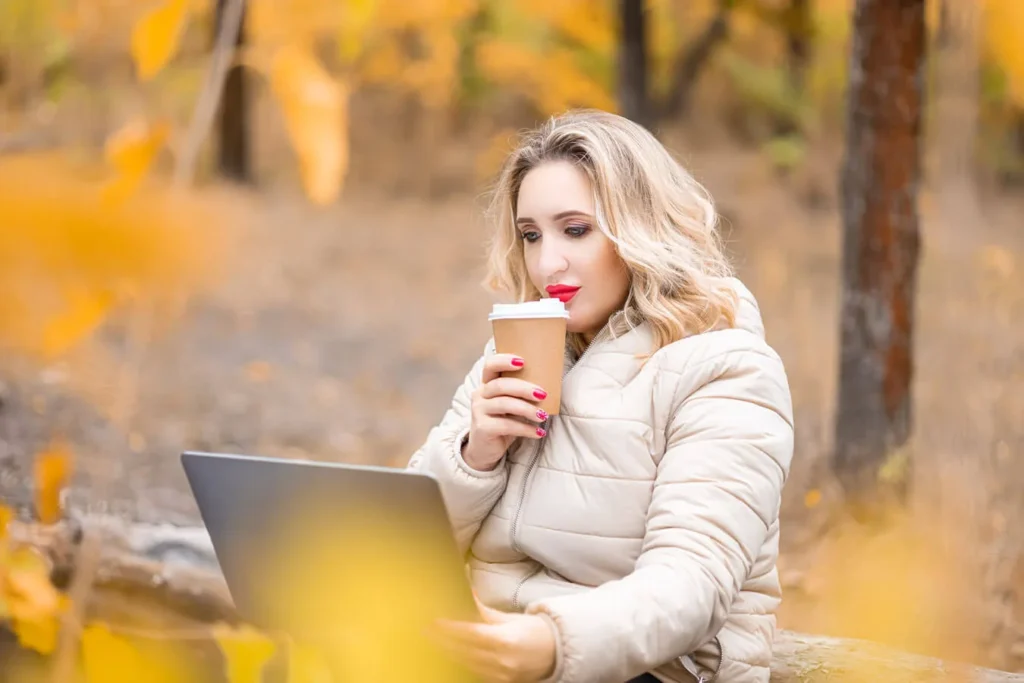 Trasformazione Digitale giovane ragazza con computer portatile nel bosco in autunno