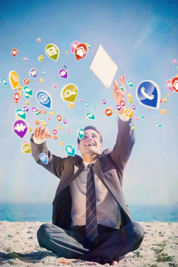 User Generated Content. Coinvolgere la Community 1 User Generated Content. Coinvolgere la Community businessman seduto sulla spiaggia felice che lancia in aria il suo tablet e ipoteticamente molte icone