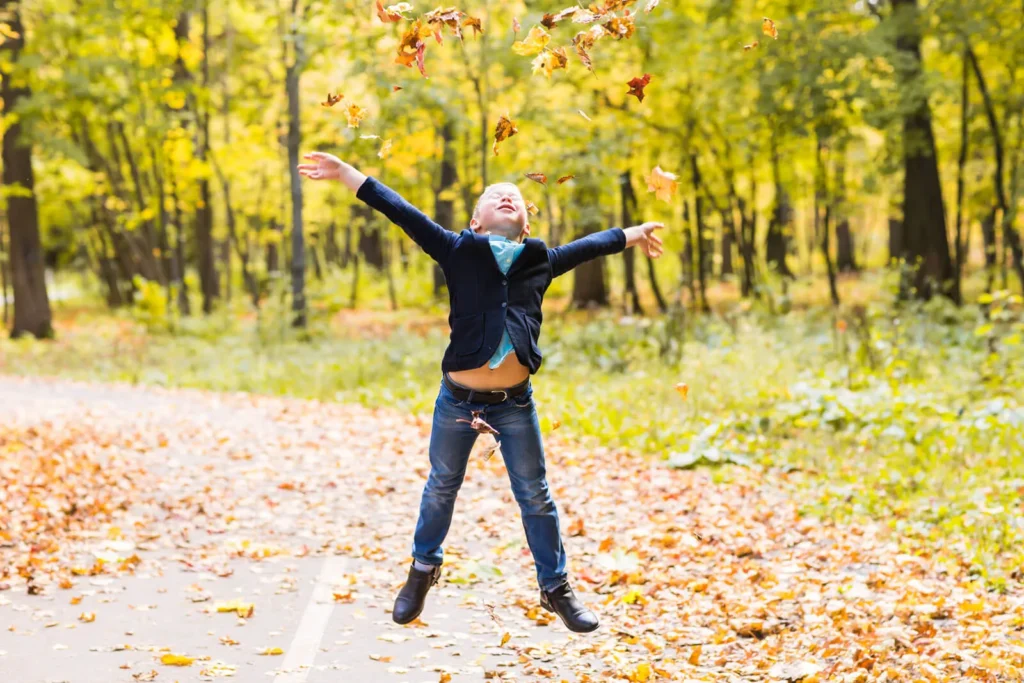 marketing per pmi bambino che esulta nel bosco