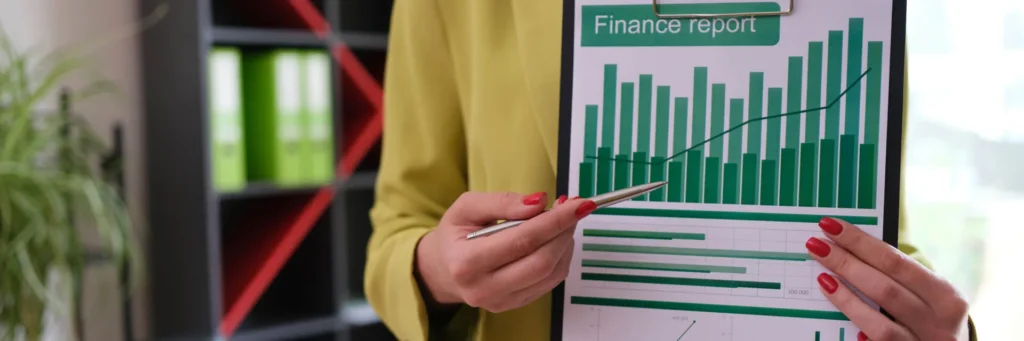 Analisi-del-Comportamento-del-Consumatore-donna-con-grafico-in-mano
