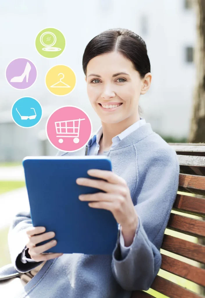 Analisi-del-Comportamento-del-Consumatore-donna-sorridente-seduta-su-una-panchina