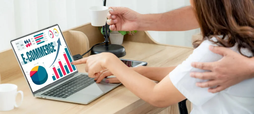 Analisi-del-Comportamento-del-Consumatore-ragazza-che-indica-un-grafico-al-collega-sul-computer