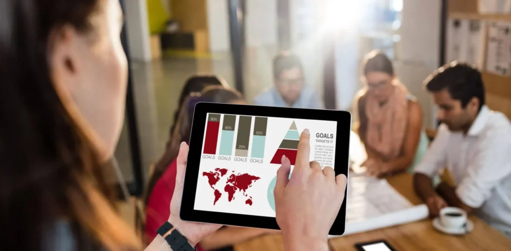 Analisi-del-Comportamento-del-Consumatore-ragazza-con-tablet-che-indico-un-grafico