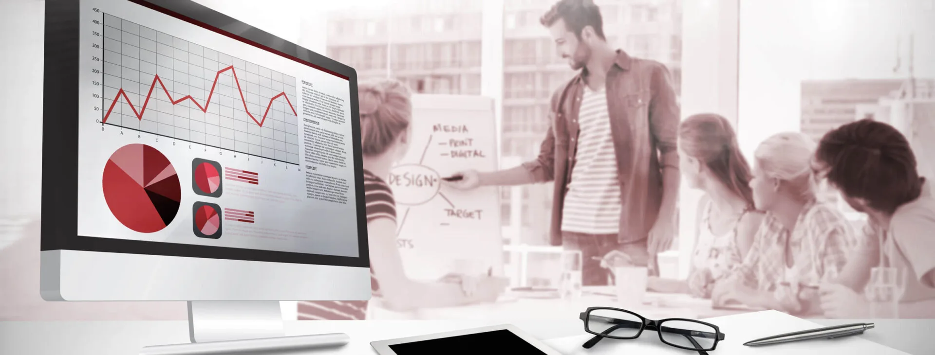 Analisi del comportamento di acquisto dei Consumatori 1 Analisi del Comportamento del Consumatore team di marketing che discute davanti a una lavagna