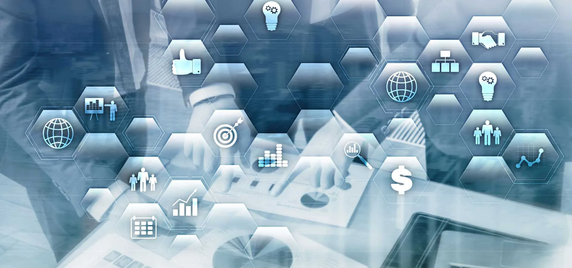 Benefici della Digitalizzazione immagine concettuale con icone di condivisione in primo piano e persone sullo sfondo