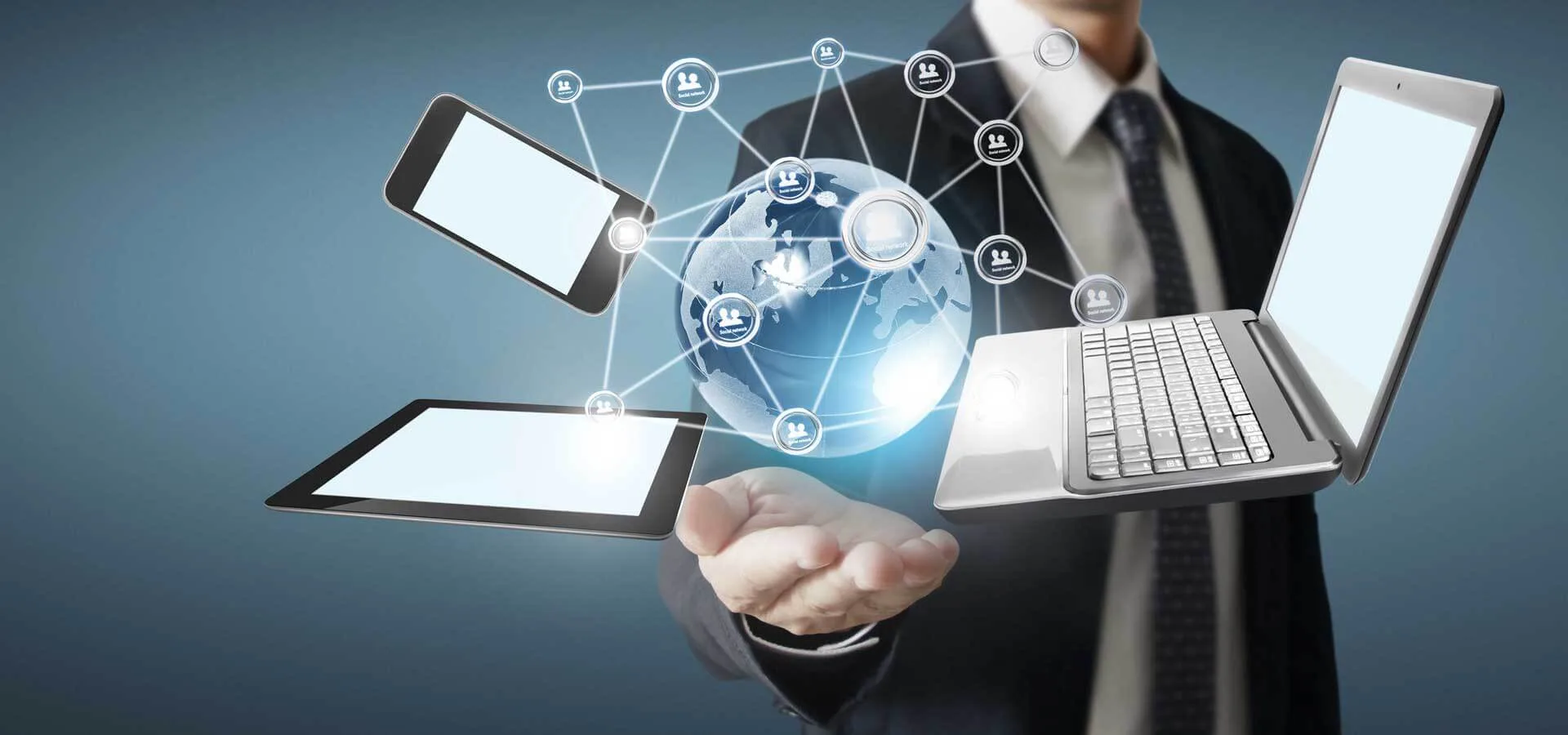 Benefici della Digitalizzazione immagine concettuale di una persona che tiene in mano un mondo virtuale un computer e un cellulare