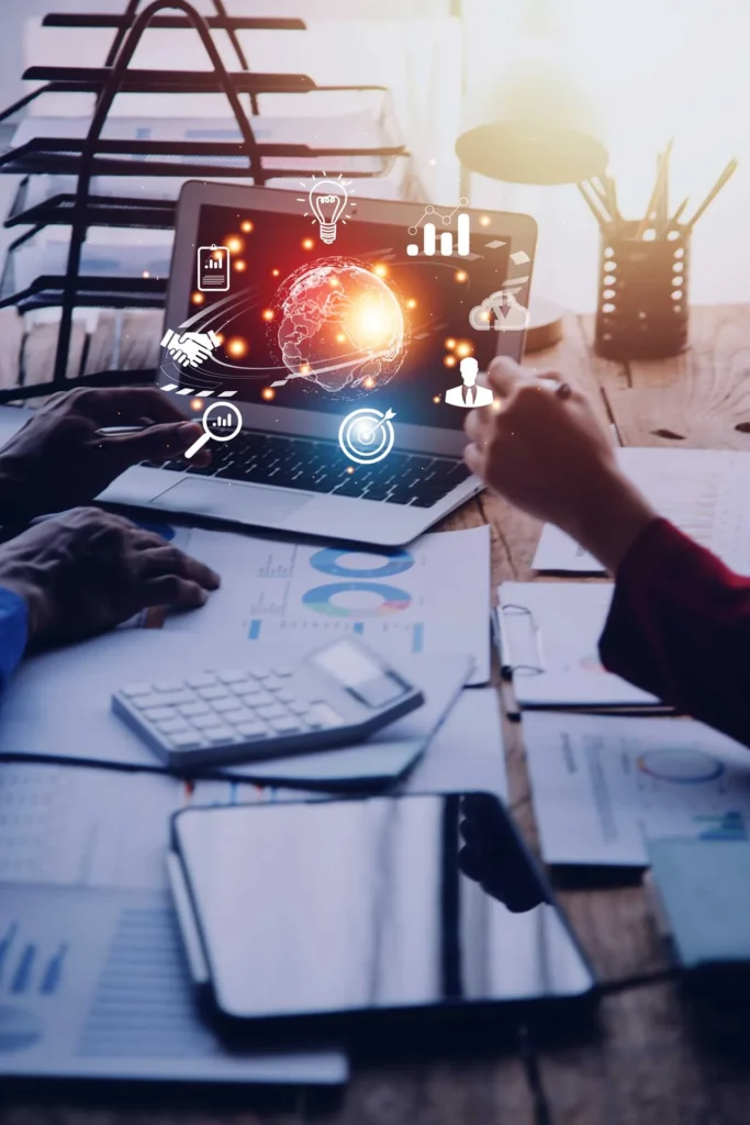 Benefici della Digitalizzazione persona di spalle al computer dove a video c'è un mondo luminoso