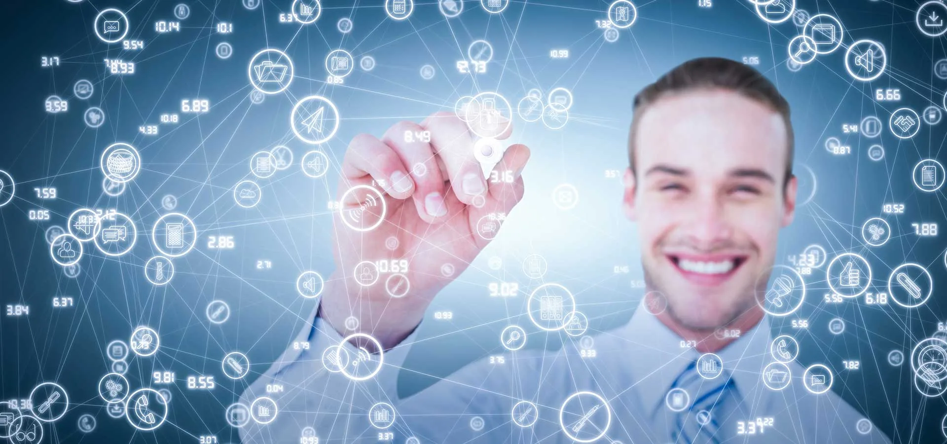Benefici della Digitalizzazione persona sorridente che digita delle icone bianche in primo piano