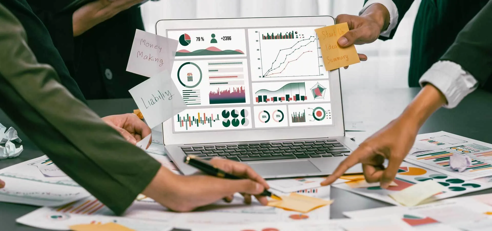 Bilancio delle Campagne di Marketing Team di lavoro vestiti di verde che discutono