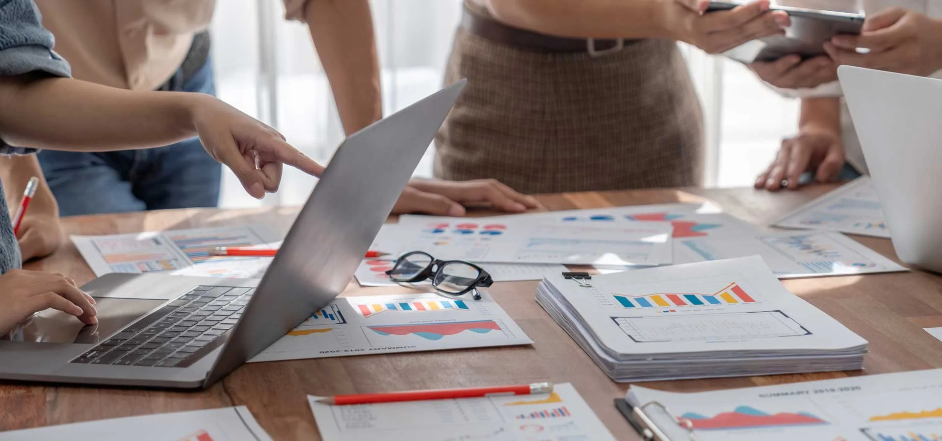 Bilancio delle Campagne di Marketing squadra di lavoro che discute davanti al computer portatile