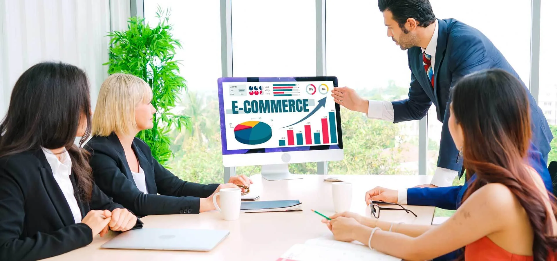 Bilancio delle Campagne di Marketing team di lavoro che discute davanti a un PC