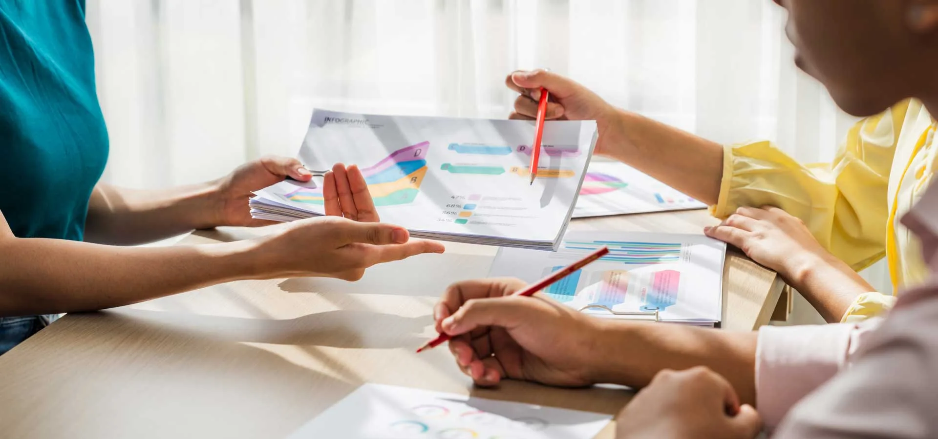 Bilancio delle Campagne di Marketing team di lavoro che discute