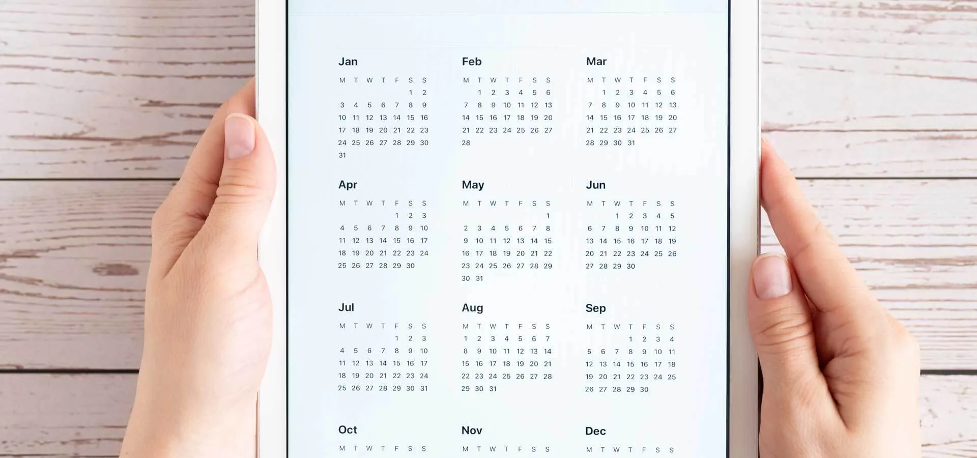 Calendario Editoriale 2025 8 Calendario Editoriale mani con un calendario