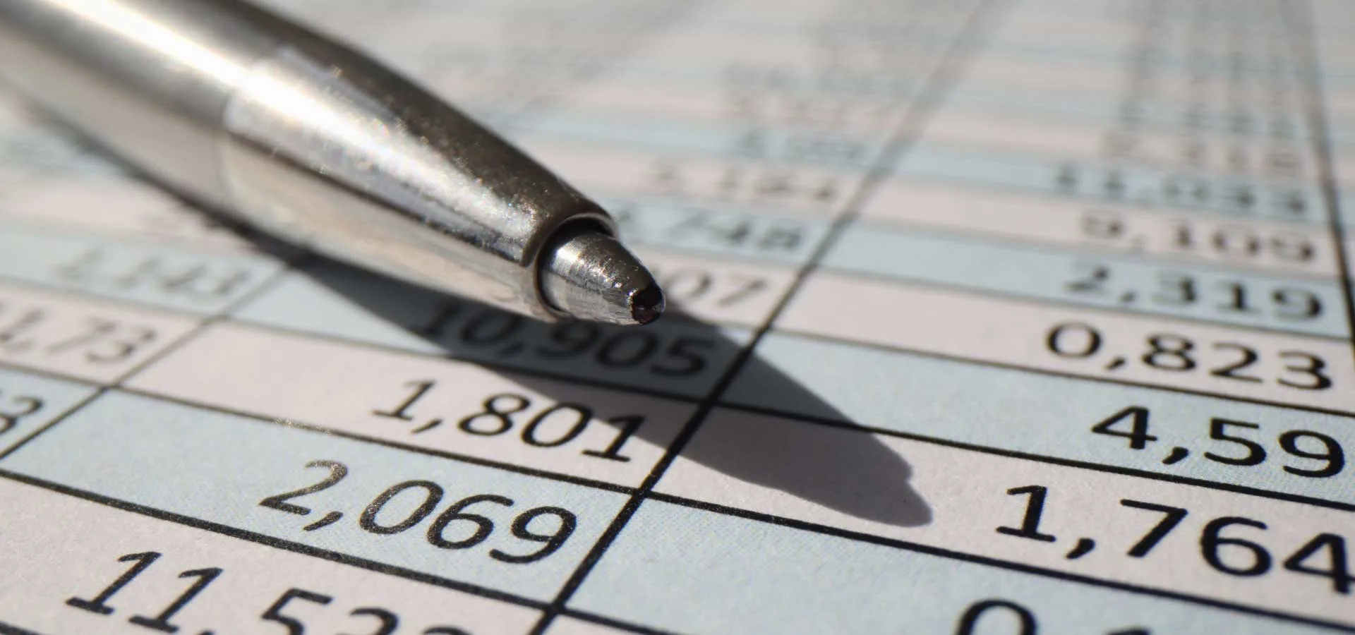 Calendario Editoriale 2025 4 Calendario Editoriale primo piano di una penna sopra un foglio con dei numeri