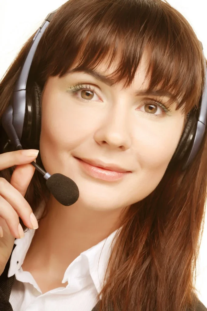 Chatbots e Assistenza Clienti 1 Chatbots e Assistenza Clienti ragazza operatrice call center