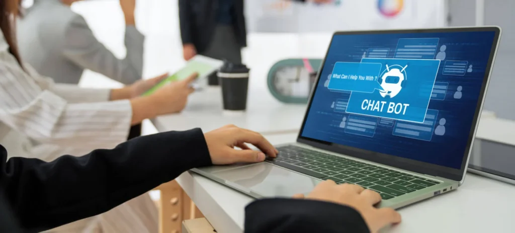 Chatbots e Assistenza Clienti 6 Chatbots e Assistenza Clienti ragazzo al computer con programma AI