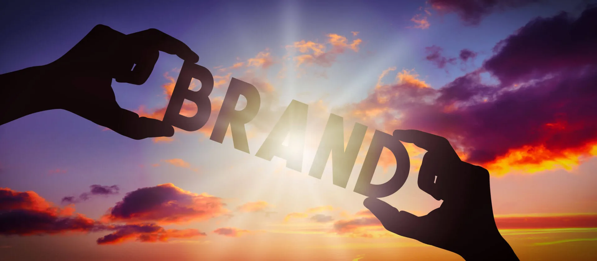 Consistenza del Brand 2 mani che reggono la parola BRAND