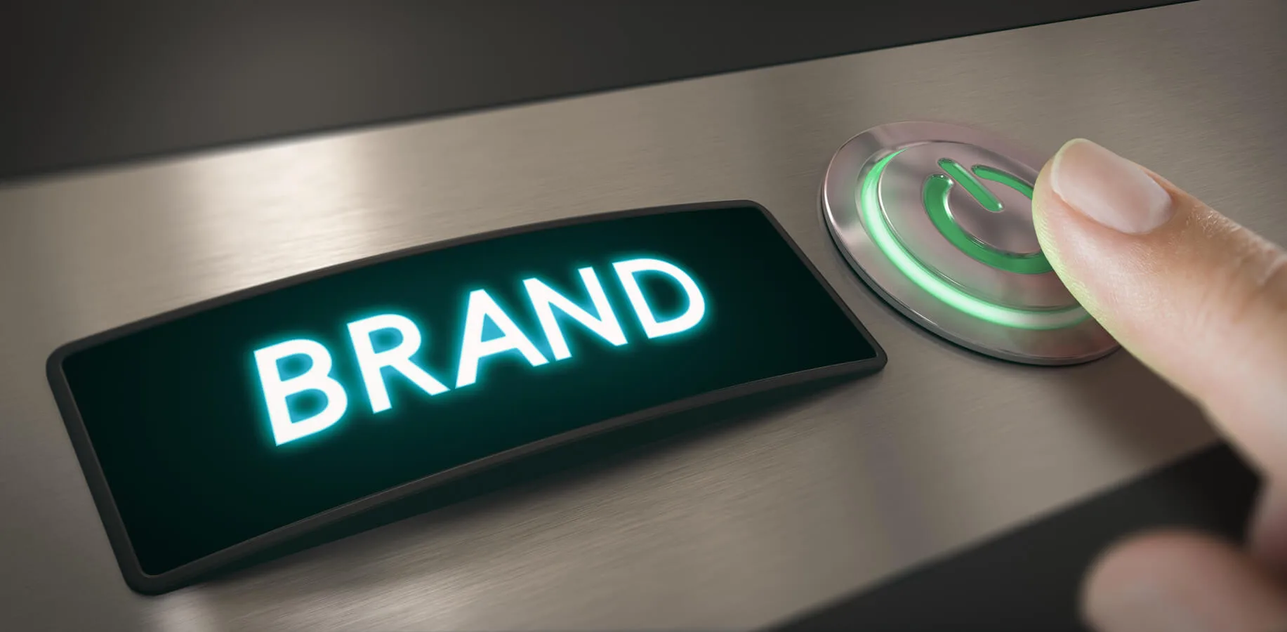 Consistenza del Brand dito che pigia sul tasto di accensione del Brand