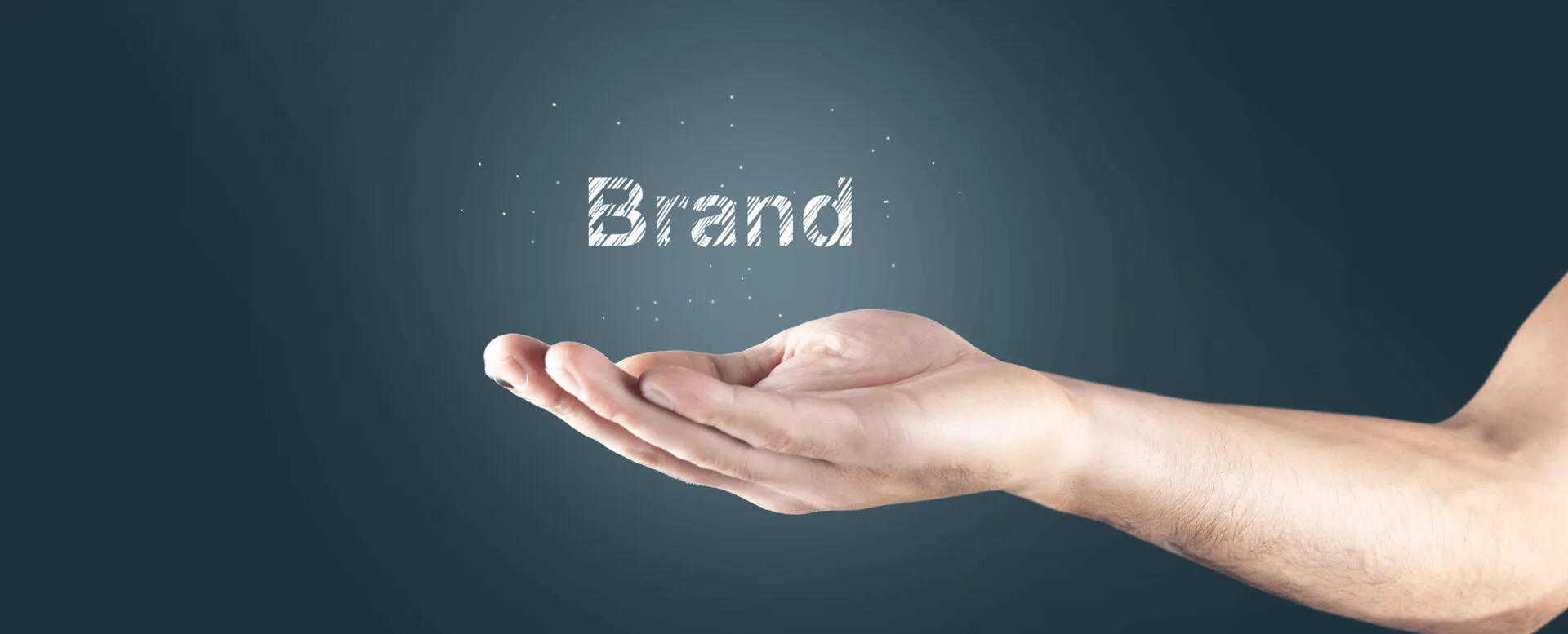 Consistenza del Brand mano che regge la parola BRAND