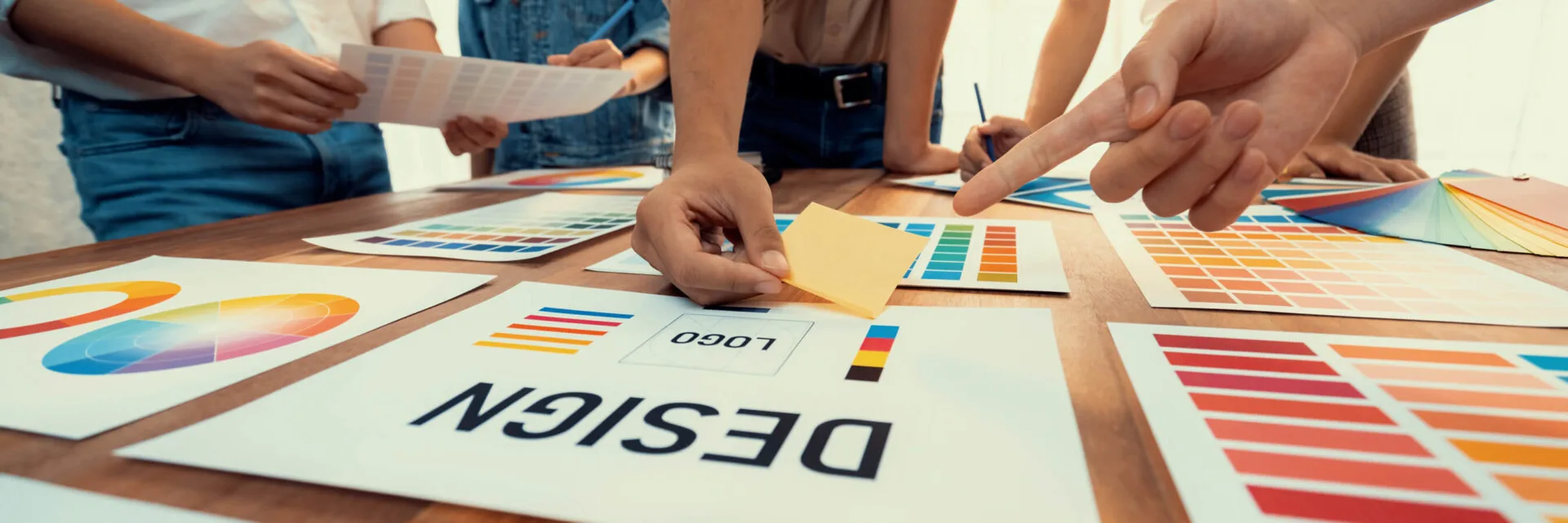 Consistenza del Brand team di lavoro che decide i colori del brand