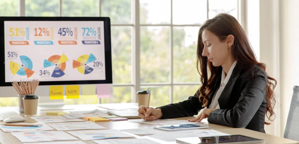 Importanza dei Dati nel Decision Making 9 Dati nel Decision Making ragazza al lavoro che scrive