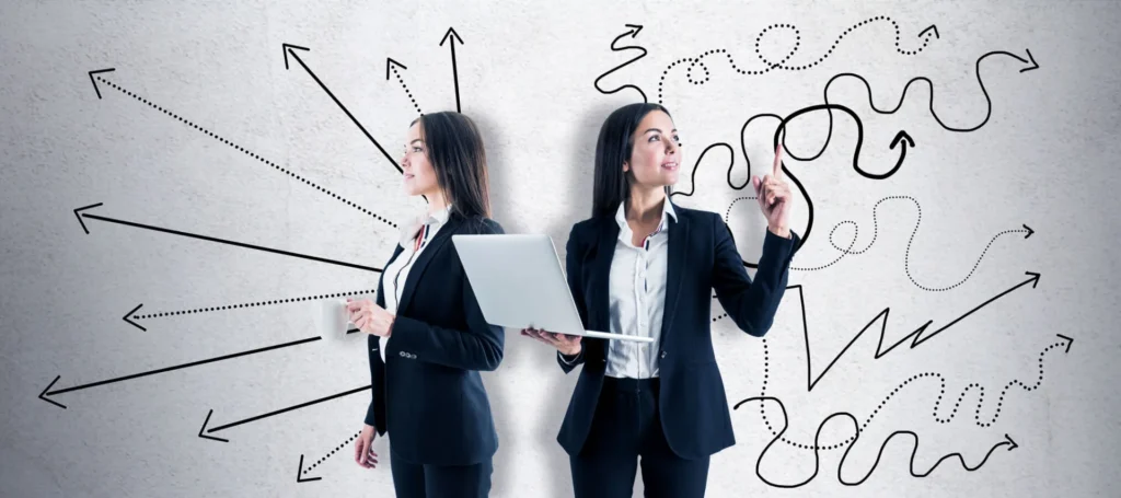 Importanza dei Dati nel Decision Making 6 Dati nel Decision Making ragazza vista da due posizioni diverse con dei disegni alle spalle