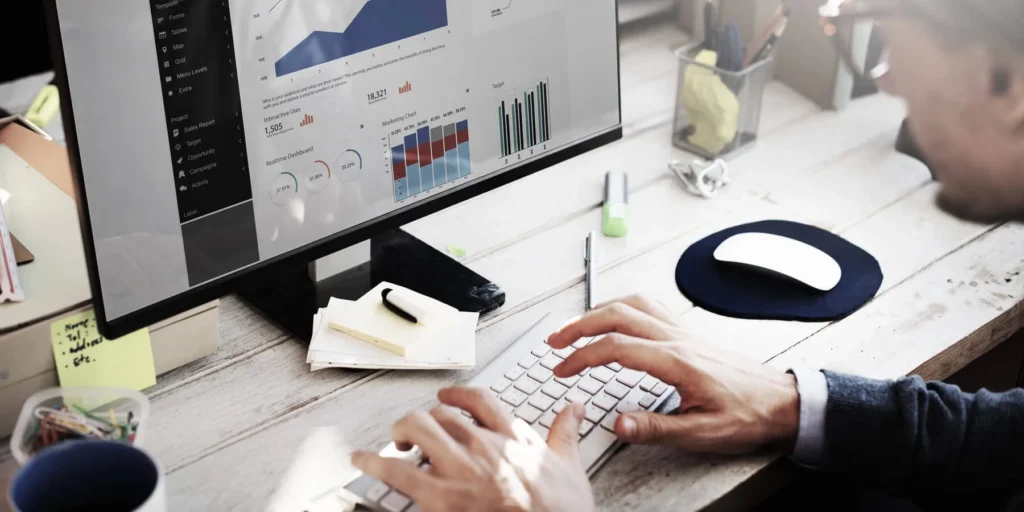 Dati nel Decision Making ragazzo al lavoro sul computer con dei grafici a video