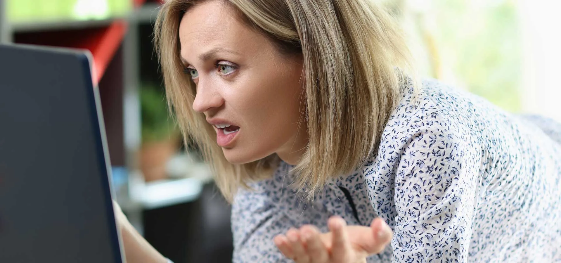Errori delle PMI nella digital transformation donna perplessa davanti al computer