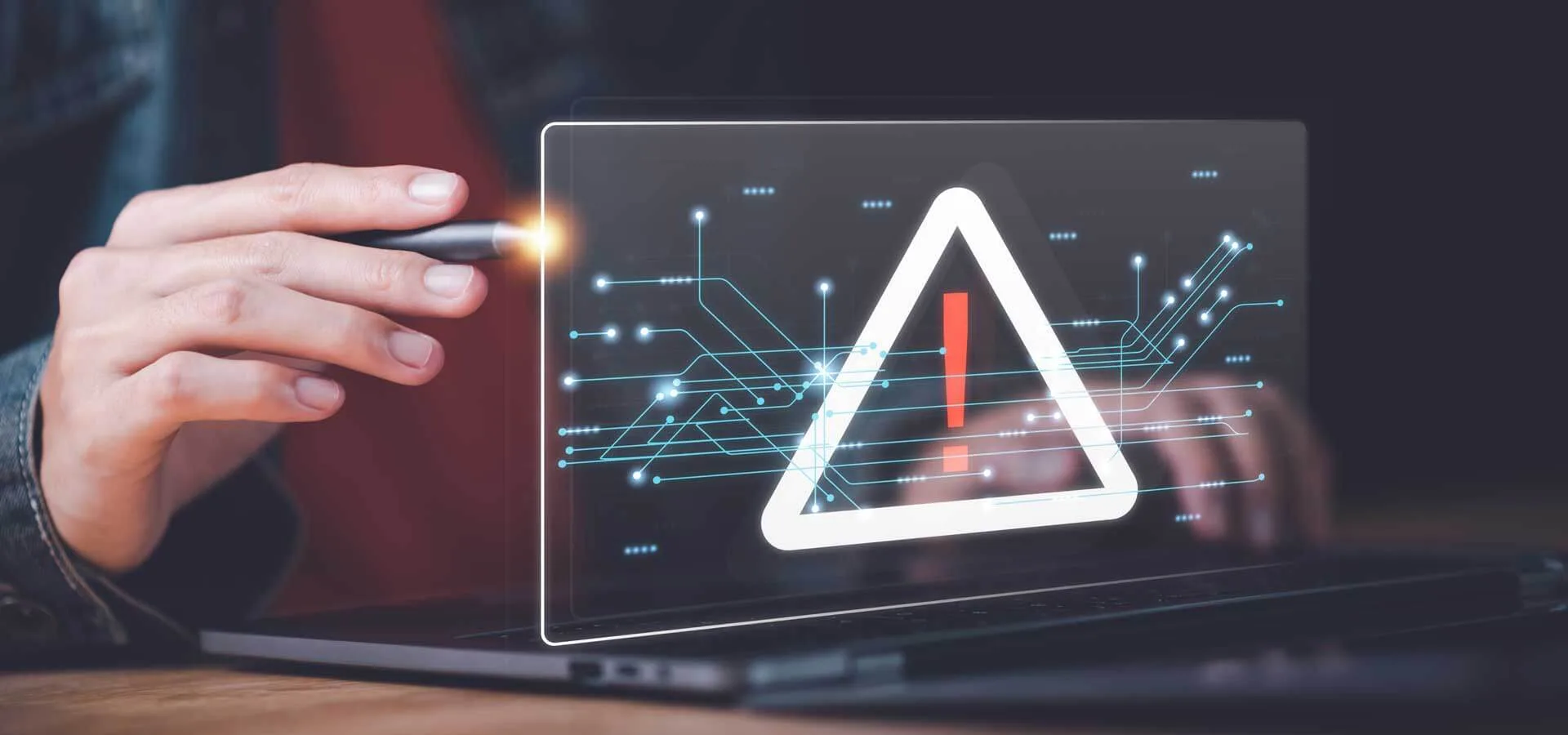 Errori delle PMI nella digital transformation mano che punta con una penna uno schermo virtuale con icone di allerta