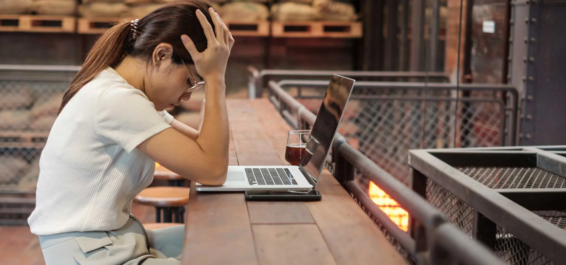 Errori delle PMI nella digital transformation ragazza con le mani sui capelli davanti al suo laptop