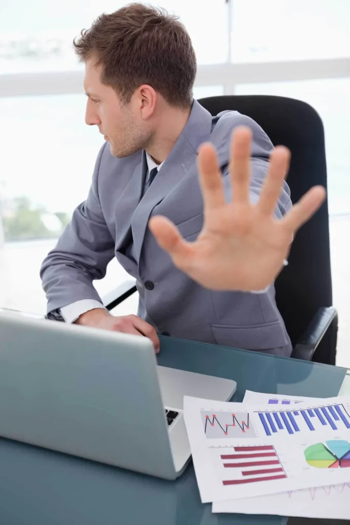 Errori delle PMI nella digital transformation ragazzo che fa cenno con una mano di non proseguire