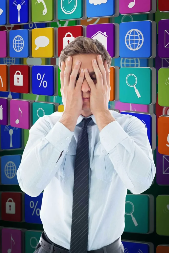 Errori delle PMI nella digital transformation ragazzo con le mani sulla faccia disperato e delle icone sullo sfondo