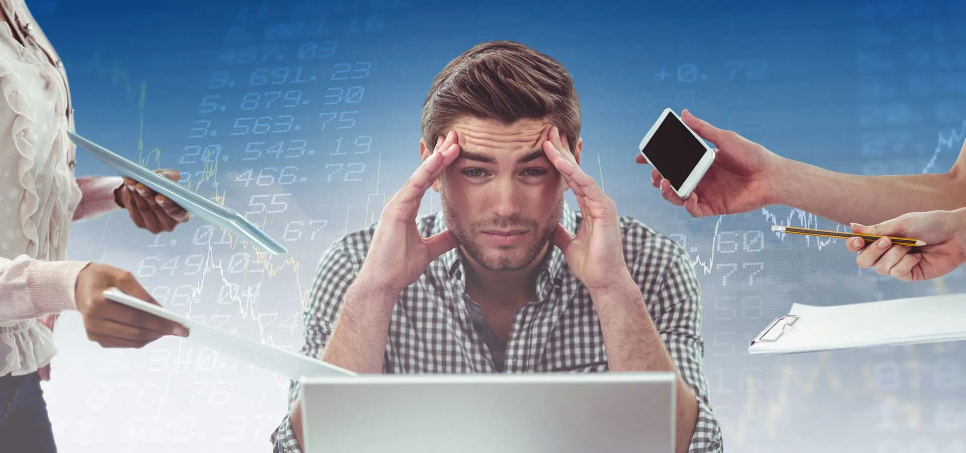 Errori delle PMI nella digital transformation 7 Errori delle PMI nella digital transformation uomo con le mani nelle tempie davanti al computer