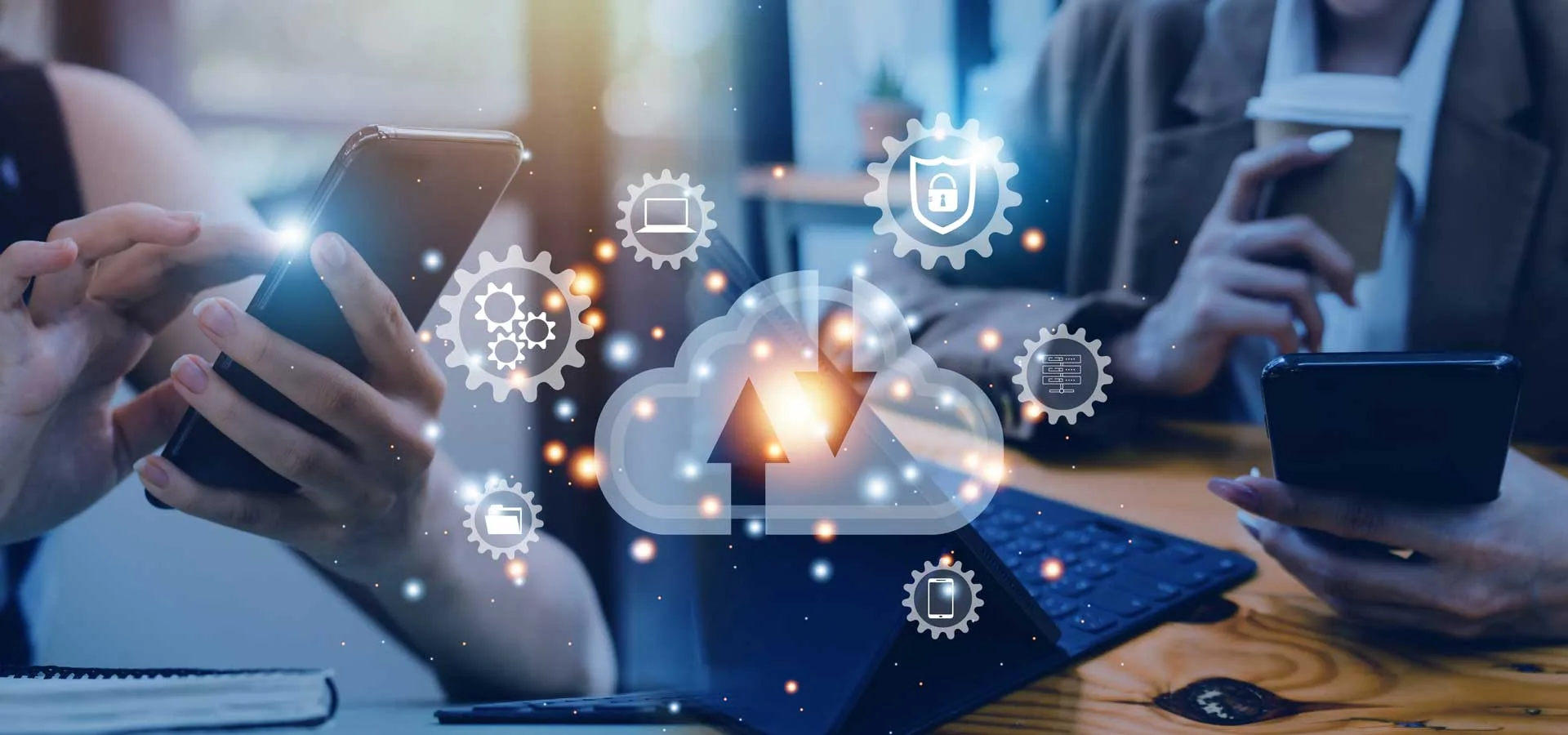 Implementare la Digitalizzazione 3 Implementare la Digitalizzazione persone con dispositivi mobili in mano e icone in primo piano