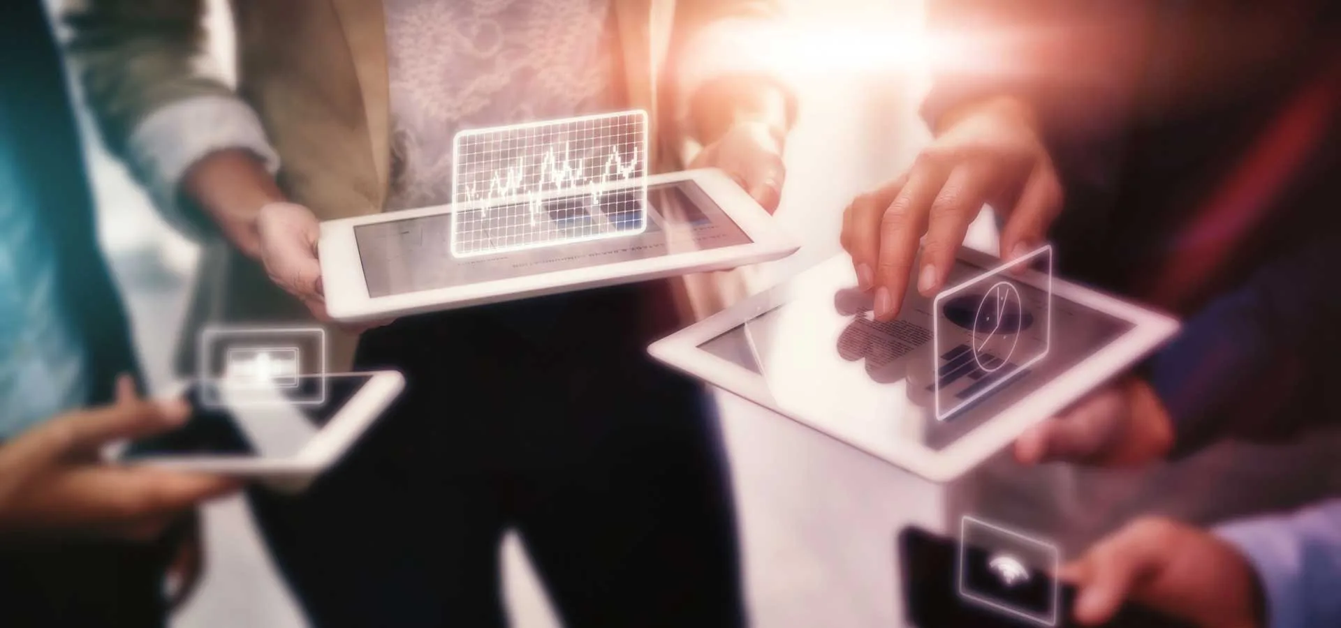 Implementare la Digitalizzazione 1 Implementare la Digitalizzazione persone con tablet in mano da dove escono icone trasparenti