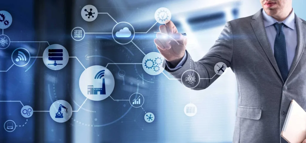 Digitalizzazione per PMI 9 Implementare la Digitalizzazione uomo che digita su uno schermo trasparente delle icone di networking