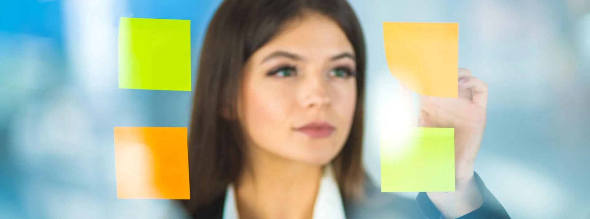 Marketing Agile ragazza che appende un post-it