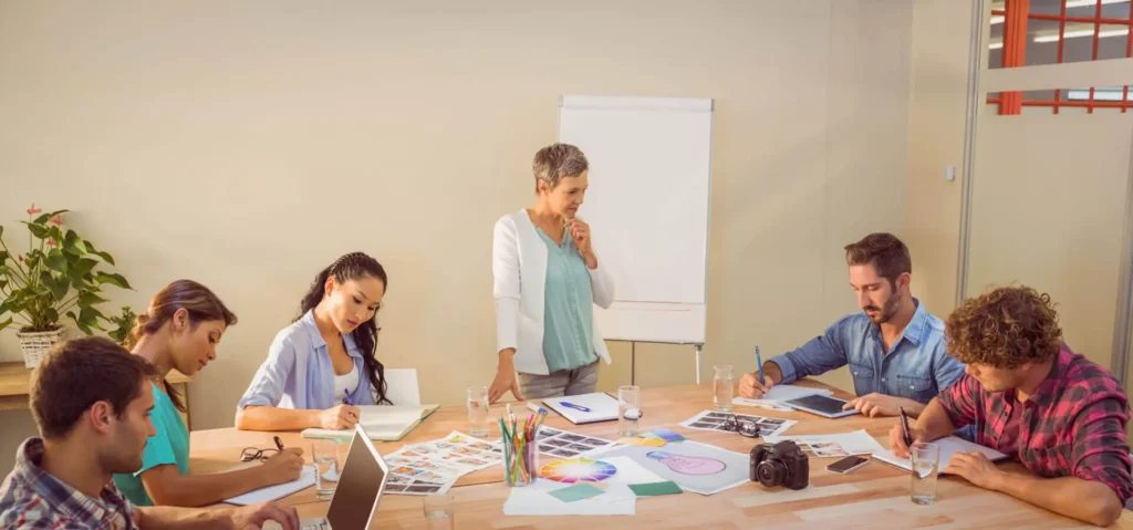 Marketing Agile team di lavoro che prende appunti durante una riunione