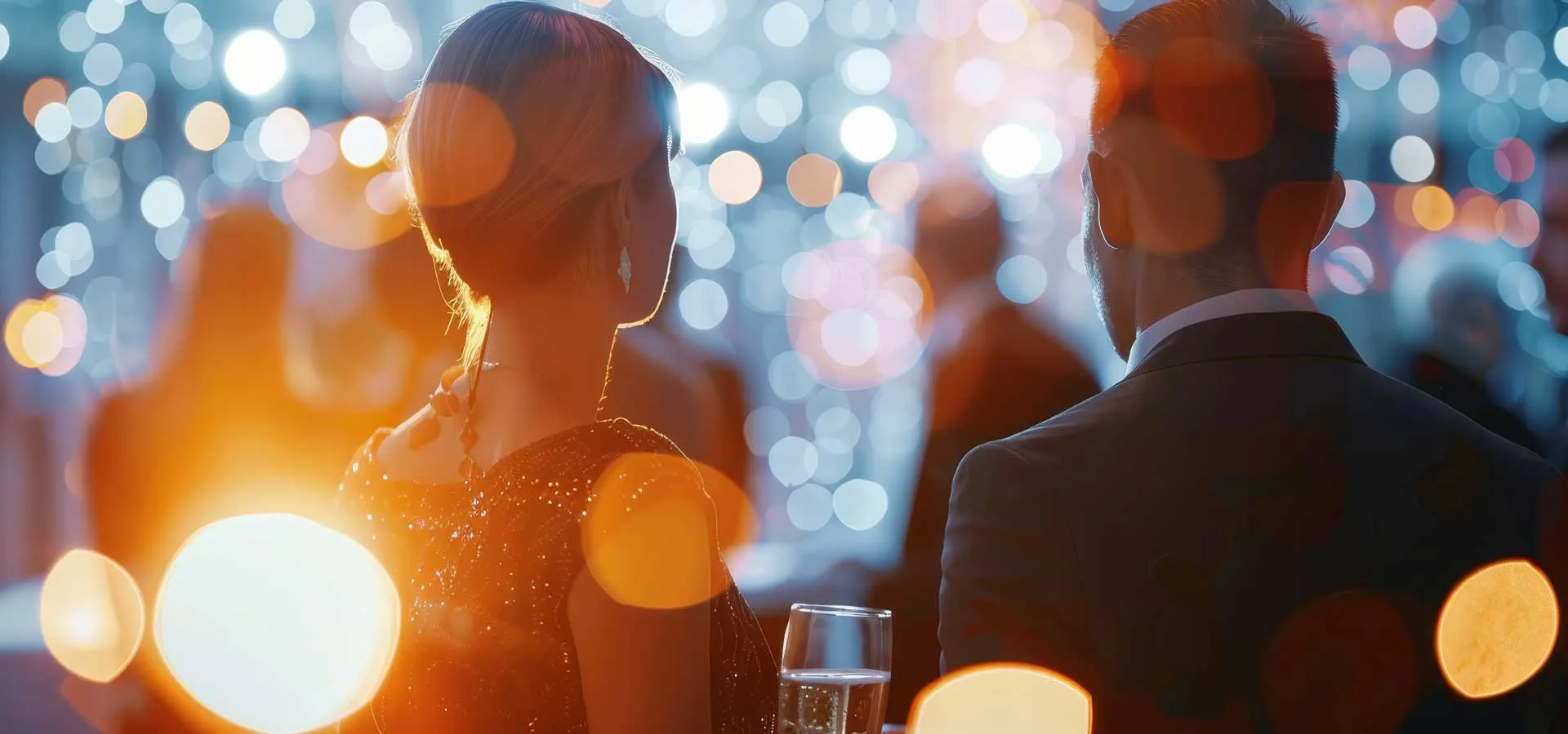 Fare rete durante le Feste 6 Fare rete durante le Feste giovane coppia di spalle durante una festa