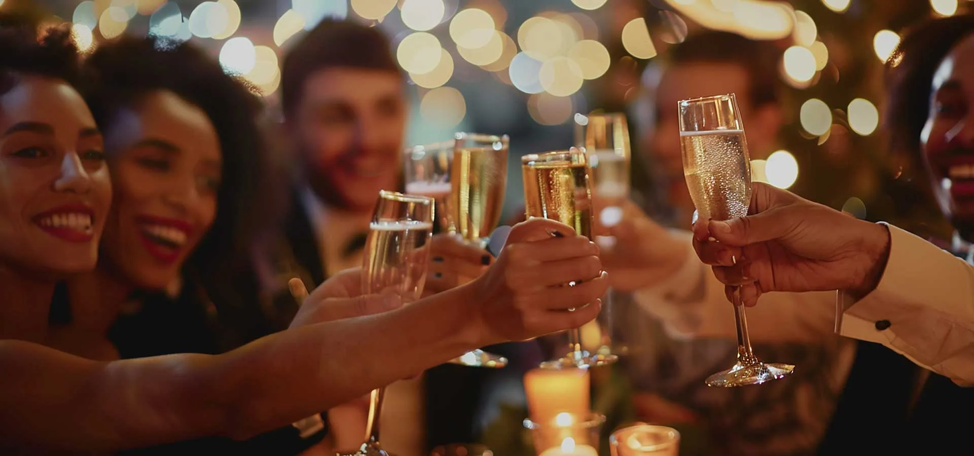 Fare rete durante le Feste 4 Fare rete durante le Feste gruppo di ragazzi che brindano durante una festa