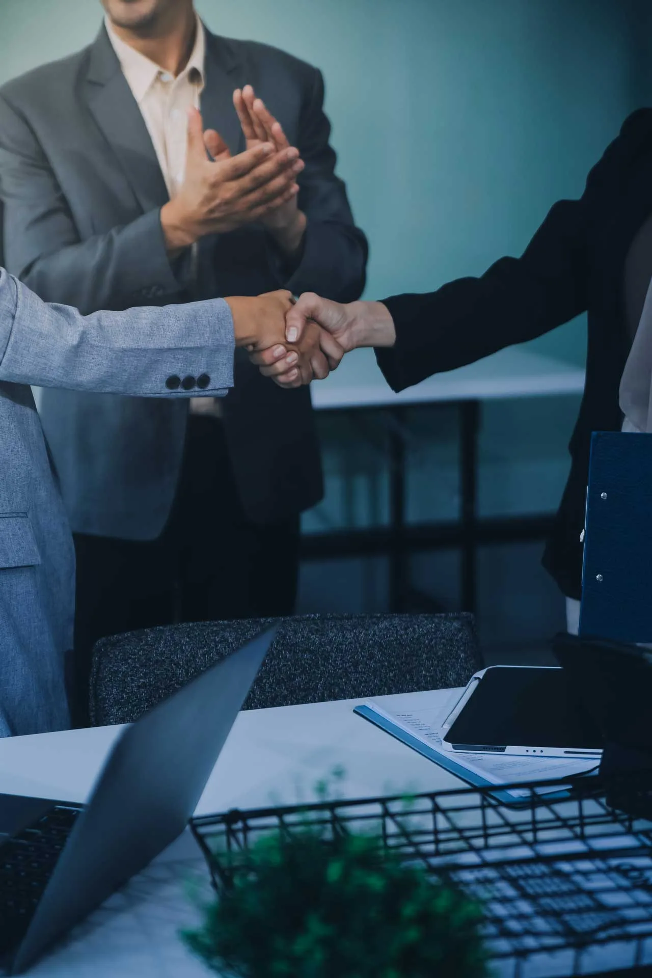 Partnership nel Marketing due persone che si stringono la mano e un'altra che applaude