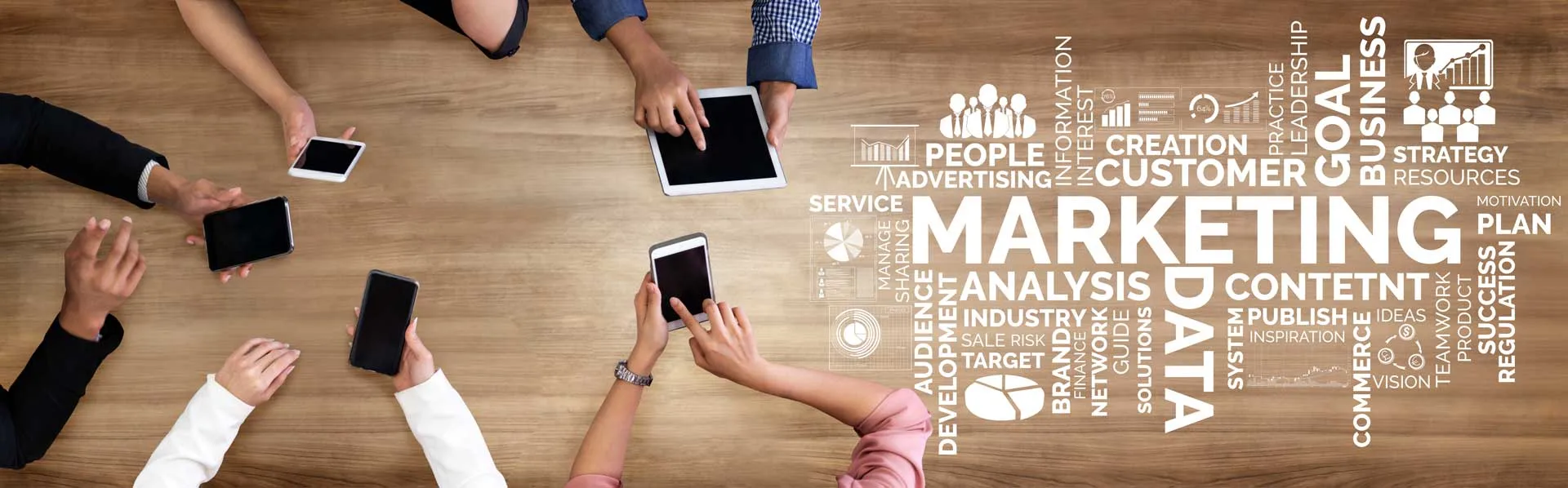 Le Partnership nel Marketing Digitale 6 Partnership nel Marketing gruppo lavoro seduti attorno a un tavolo con i cellulari in mano