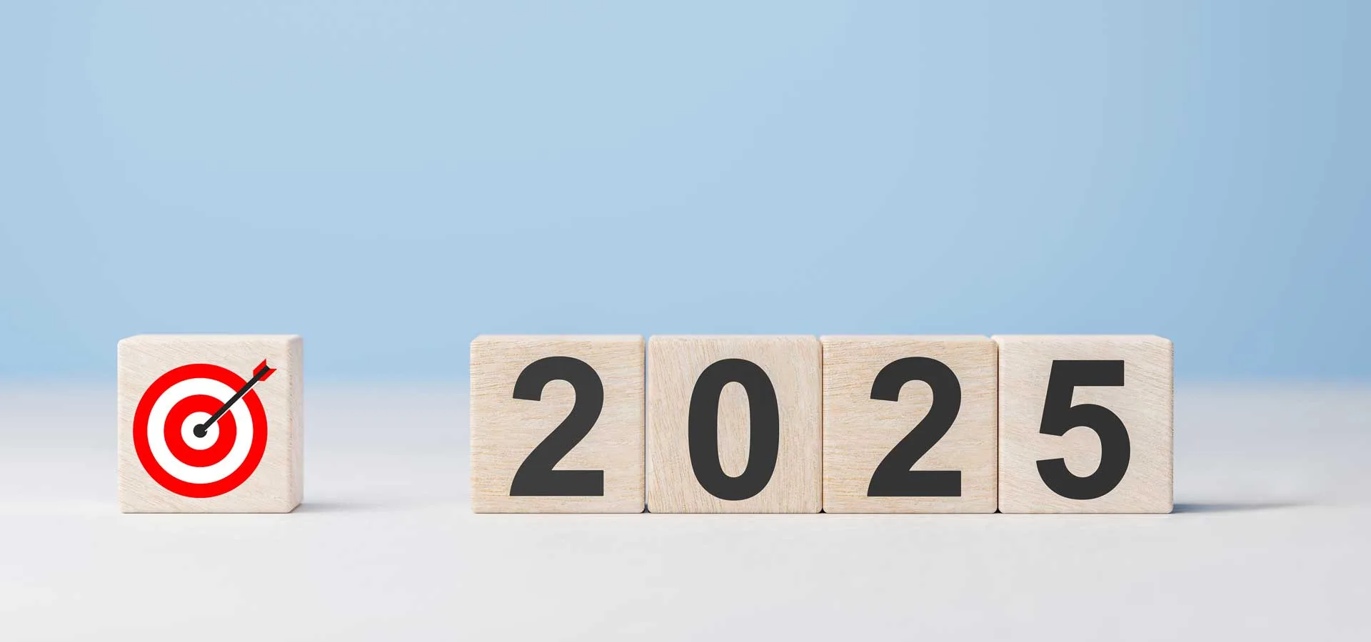 Previsioni e Strategie 7 Previsioni e Strategie per il Nuovo Anno 2025 inciso su cubetti di legno