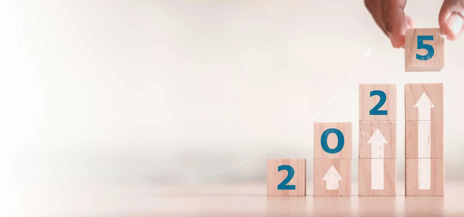 Previsioni e Strategie 5 Previsioni e Strategie per il Nuovo Anno cubetti di legno che formano uno schema ascendente del 2025