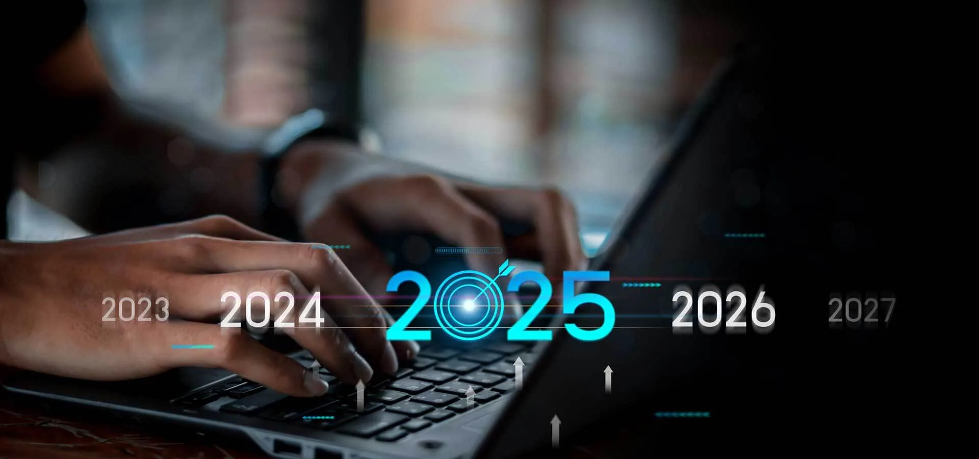 Previsioni e Strategie 1 Previsioni e Strategie per il Nuovo Anno mani che lavorano al computer e anno 2025 in primo piano