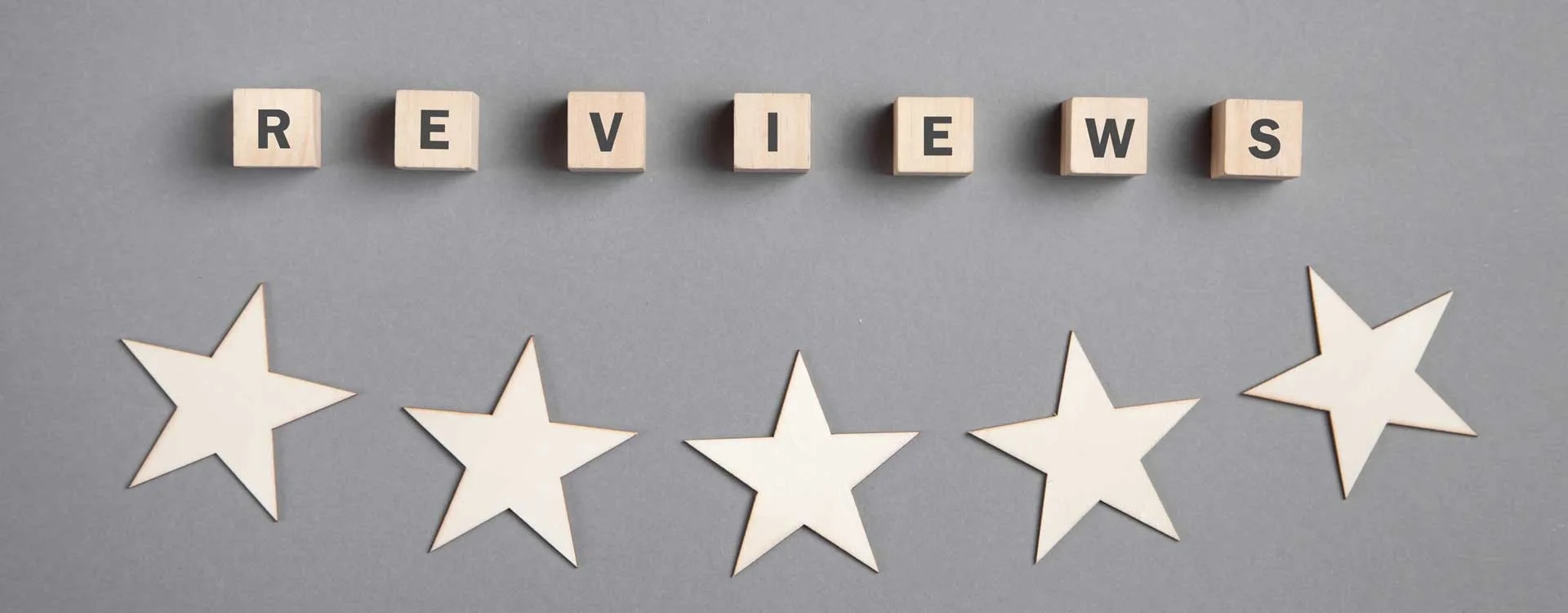 Review dell'Anno 7 Review dell'Anno 5 cubetti che compongono il testo e 5 stelle bianche