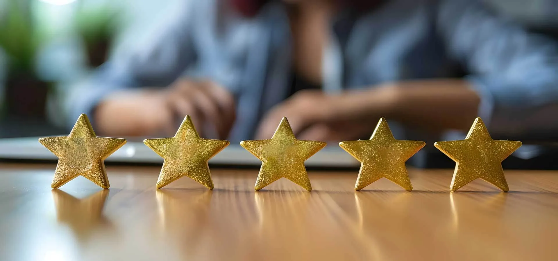 Review dell'Anno 5 Review dell'Anno 5 stelle sopra un tavolo con persona sfuocata nello sfondo