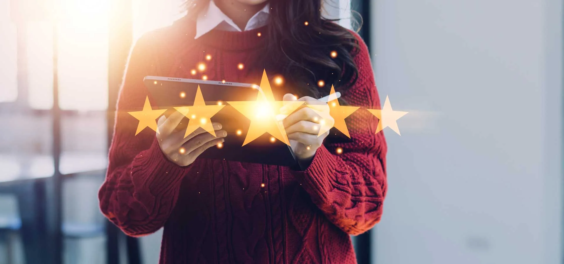 Review dell'Anno 3 Review dell'Anno ragazza che scrive sul suo ipad con 5 stelle in primo piano